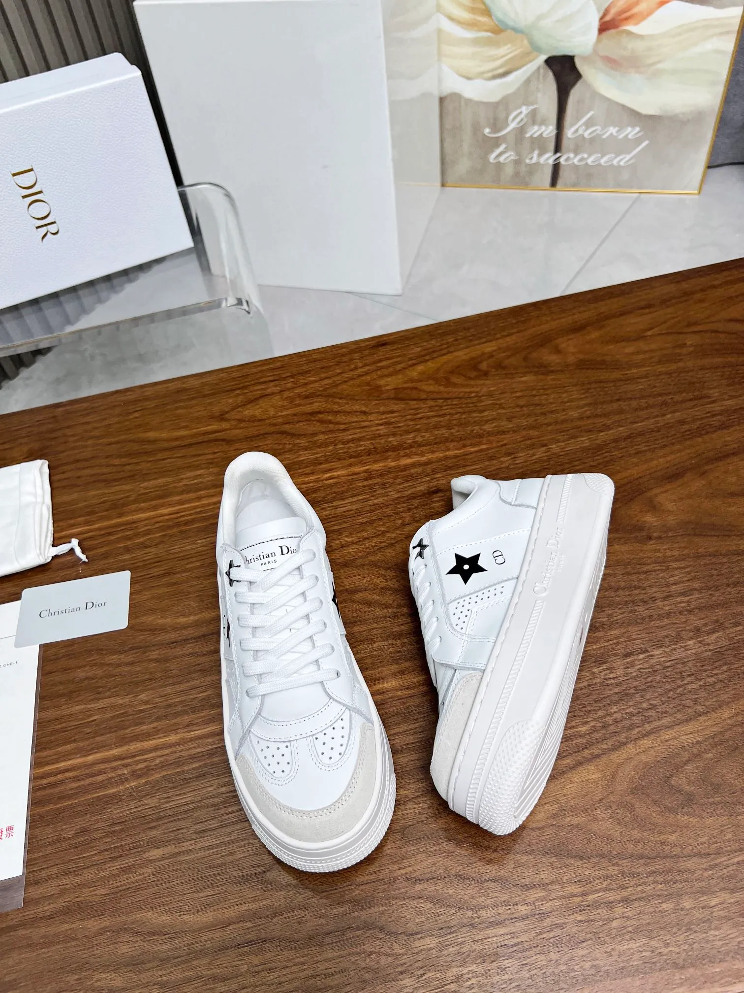 👟👟Ex-factory price 480👟👟 Dior's new 2024 Lucky Star, star sneakers, improve the signature line of modern style. The upper is carefully crafted from white calfskin, with matching suede calfskin panels on the front, and black CD signatures and star patterns on both sides, highlighting its unique charm. With a thick yet ultra-light signature sole that is 5cm taller, this sneaker can be paired with casual wear all year round. Size: 35-41. Welcome to place your order in the picture above [Rose][Rose][Rose]